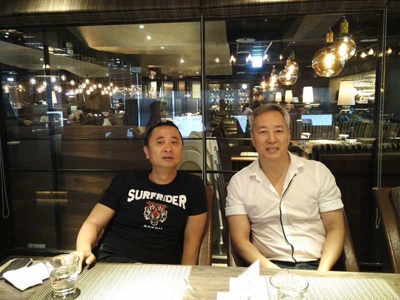 談到人生興趣轉變,姜厚任回憶自己不同階段有不同熱情,國中熱愛球類運動,高中開始接觸算命與打坐,大學則投入道家與玄學研究,甚至閱讀《道德經》與導引吐納相關內容。左為邰智源。(圖/翻攝自姜厚任FB)