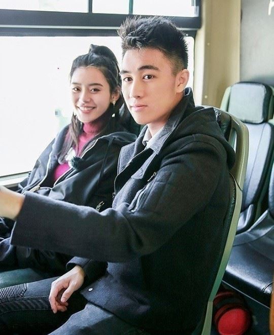 兩人於2017年透過戀愛實境節目《愛的時差》結緣,並在2019年由何猷君以「超級瑪利歐」主題驚喜求婚。(圖/翻攝自IG)