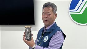環境部推動焚化再生粒料循環（2）環境部7日舉行「推動焚化再生粒料全循環 兼顧資源循環及環境保護」記者會，環境管理署長顏旭明展示相關成果。中央社記者楊淑閔攝  113年11月7日
