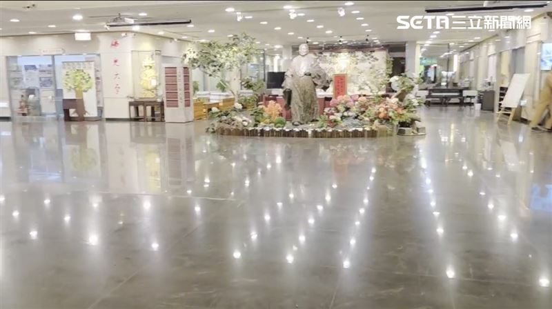 消防人員抵達後，將別院內的人員緊急撤離。（圖／翻攝畫面）