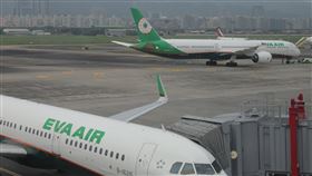 燃油飆漲可能衝擊旅行需求　航空業陷漲價困境受美伊戰事影響，航空燃油價格翻倍，迫使航空公司重新調整航線與營運策略，也間接影響旅客出國意願。圖為台北市松山機場2架長榮航空客機。中央社記者翁睿坤攝　115年3月31日