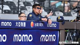 中職37年例行賽，中信慈善基金會董事長辜仲諒賽前現身中信兄弟休息區。（圖／記者劉彥池攝影）