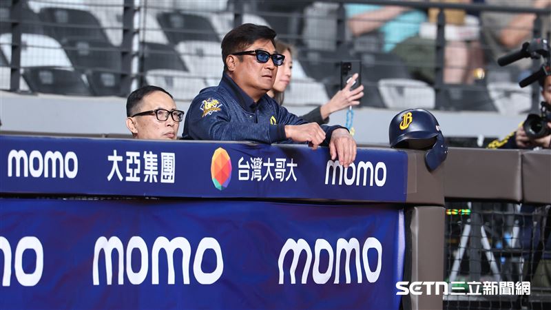 中職37年例行賽,中信慈善基金會董事長辜仲諒賽前現身中信兄弟休息區。(圖/記者劉彥池攝影)