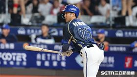 中職37年例行賽，富邦悍將右外野手林書逸敲出超前比數三壘安打。（圖／記者劉彥池攝影）