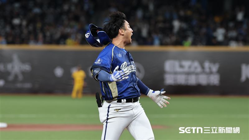 中職37年例行賽,富邦悍將右外野手林書逸敲出超前比數三壘安打。(圖/記者劉彥池攝影)