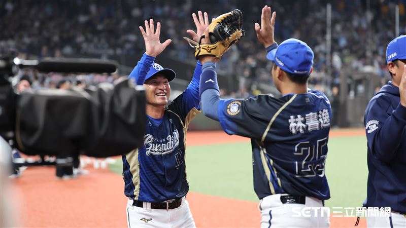 中職37年例行賽,富邦悍將4:2擊敗中信兄弟,總教練後藤光尊和林書逸擊掌。(圖/記者劉彥池攝影)
