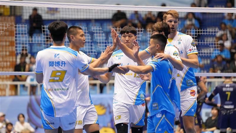 台鋼天鷹決勝局穩住陣腳,冠軍賽首戰五局搶勝。(圖/台鋼天鷹提供)