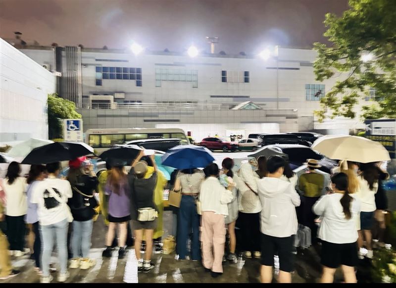 讓現場與線上關注直播的粉絲全都捏一把冷汗。(圖/翻攝自Threads)