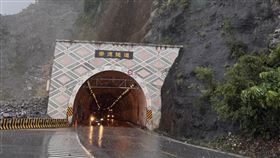 蘇花公路崇德隧道北口上邊坡土石泥流　道路封閉花蓮山區大雨，蘇花公路163公里處崇德隧道北口上邊坡有土石泥流，公路局15日緊急宣布，和仁至崇德段中午12時15分起預警性封路。（公路局東區養護工程分局提供）中央社記者張祈傳真　115年5月15日