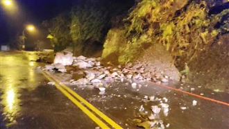 花蓮南區大雨　台30線南安段落石道路封閉