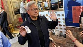 輝達執行長黃仁勳今現身南港，秀出宛如「金箍棒」的0.2磅微縮模型，揭密重達2噸、含130萬零件的AI超級電腦巨獸。他霸氣宣告在台產能將翻倍以迎接Rubin新架構，更笑稱這台史上最貴電腦讓台廠業績狂飆10倍，攜手供應鏈重塑世界！（圖／記者師瑞德攝影）
