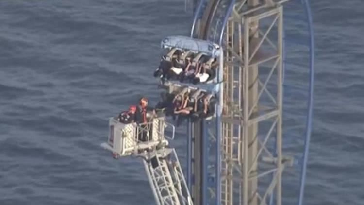 雲霄飛車卡死!8學生受困高空4小時畫面曝