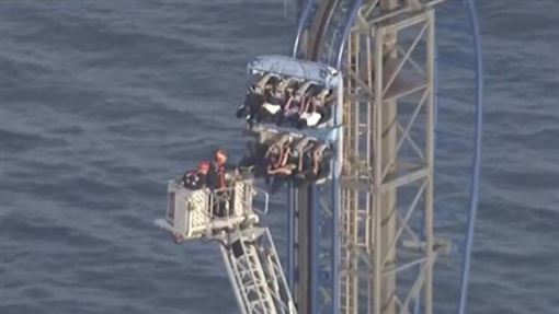 雲霄飛車卡死！8學生受困高空4小時畫面曝