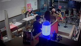 知名喜劇俱樂部「卡米地」，遭陌生男子「潑漆+潑糞」鬧事。（圖／翻攝卡米地 comedy club粉絲團）