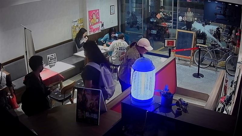 知名喜劇俱樂部「卡米地」,遭陌生男子「潑漆+潑糞」鬧事。(圖/翻攝卡米地 comedy club粉絲團)