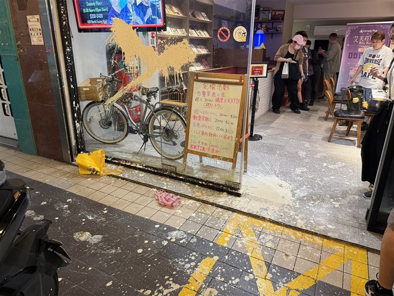 知名喜劇俱樂部「卡米地」,遭陌生男子「潑漆+潑糞」鬧事。(圖/翻攝卡米地 comedy club粉絲團)