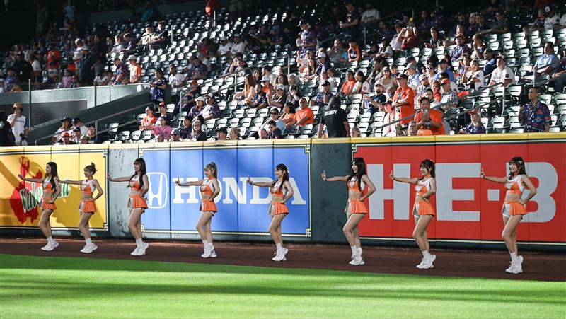 統一獅啦啦隊UniGirls前往休士頓太空人主場參加台灣日，剛好碰到鄧愷威先發。（圖／統一獅球團提供）