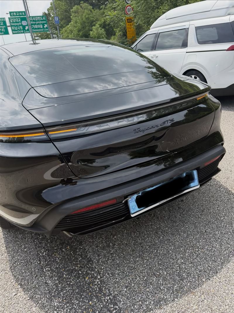 利特透露自己才剛購入不到兩週的新車,竟在高速公路上遭後方車輛追撞。(圖/翻攝自IG @xxteukxx)