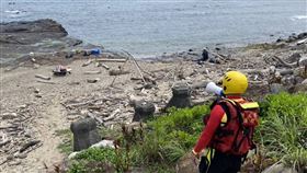 貢寮區龍洞海發生溺水意外，警消到場救援。（圖／翻攝畫面）