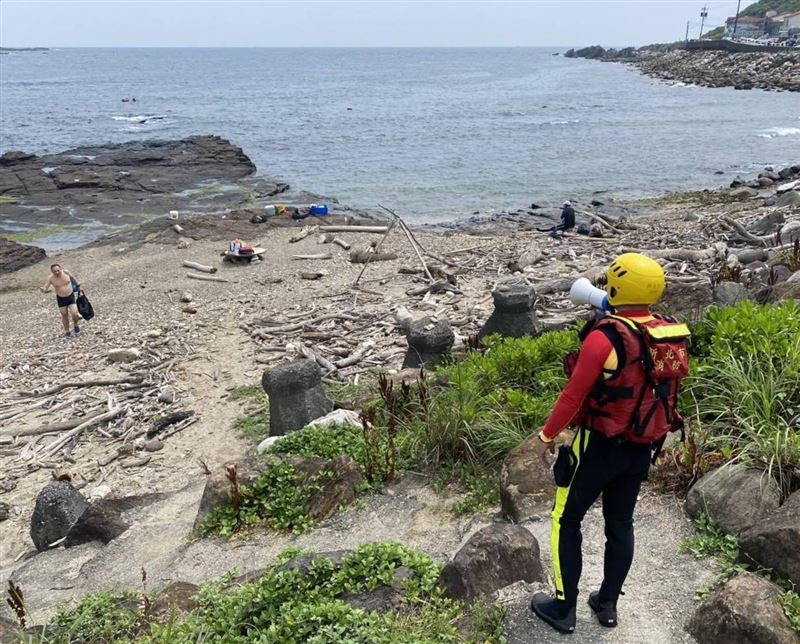 貢寮區龍洞海域發生溺水意外，警消到場救援。（圖／翻攝畫面）