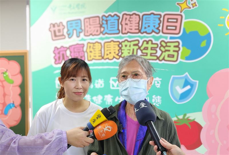 郭女士（右）於「世界腸道健康日_×_抗癌健康新生活」分享自身抗癌歷程與心路轉折。（圖／奇美醫院提供）