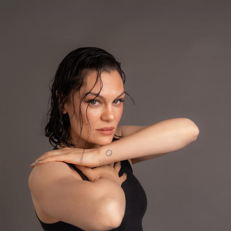 Jessie J在2025年6月公開自己被診斷出早期乳癌，如今終於抗癌成功。（圖／翻攝自IG @jessiej）
