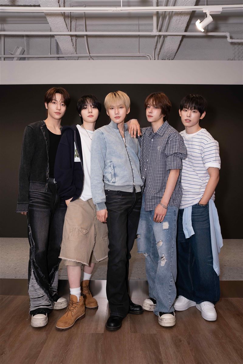 新人男團KEYVITUP由JAEIN（左起）、SENA、HYUNMIN、RUKIA、TAEHWAN五位成員組成，來台第一件事想喝珍奶。（圖／索尼音樂提供）