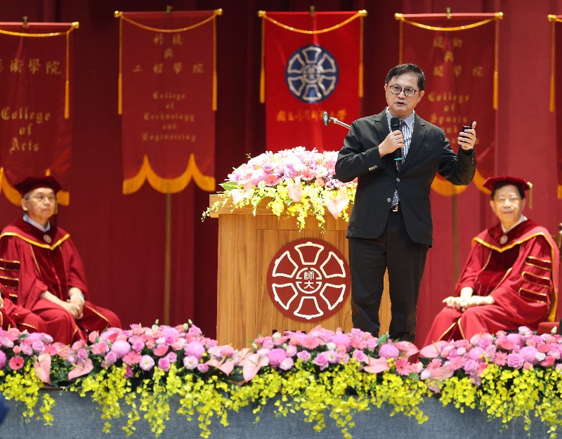 台灣師範大學30日在和平校區舉辦畢業典禮,歡送4573名畢業生,和碩聯合科技董事長童子賢應邀演講,勉勵畢業生
