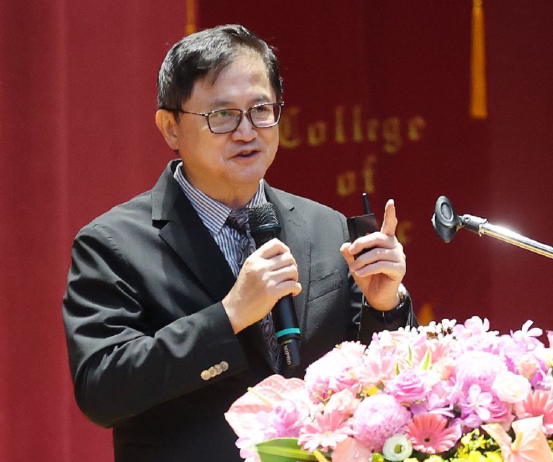台灣師範大學30日在和平校區舉辦畢業典禮,和碩聯合科技董事長童子賢應邀演講,勉勵畢業生