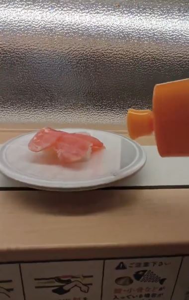 男子惡搞迴轉壽司店。（圖／翻攝自X）