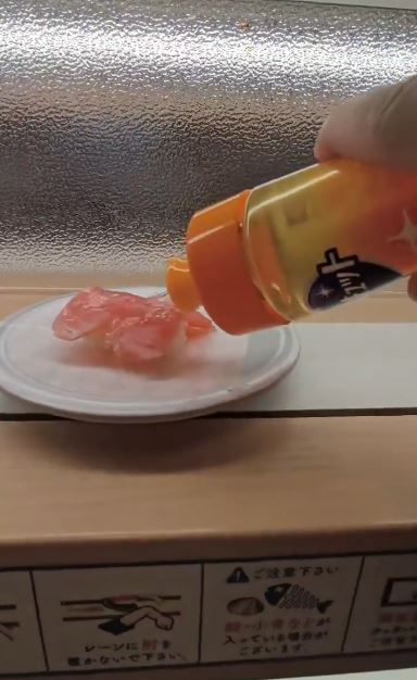 男子在壽司上擠滿洗碗精。（圖／翻攝自X）
