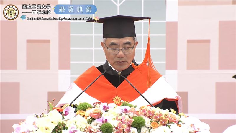 「你們面對的世界，與過去任何一個世代都截然不同。」陳文章開場即指出，隨著 AI 快速普及，知識的取得變得唾手可得，這導致學術界與職場對於「人才」的定義必須全面改寫。（圖／翻攝自頻道臺大YT）