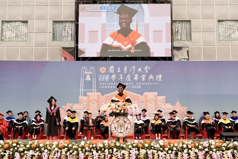 台大國際學位畢業生代表、環境工程研究所博士生內森，生動又感動的致詞內容，數度引起大笑與掌聲。（圖／台灣大學提供）