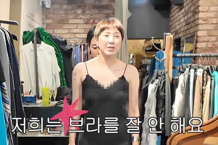 徐寅永試穿透視禮服時裡面全空「沒穿內衣」,把現場工作人員全嚇壞。(圖/翻攝自YT @newcinderella_elly)