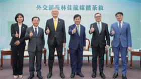 林佳龍和媒體茶敘分享外交成果（圖／翻攝自林佳龍臉書） 