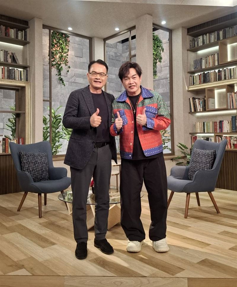 康康(右)上鄭弘儀節目。(圖/三立提供)
