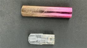 桃園林姓女子身穿熱褲、露腰背心，神情恍惚癱坐路旁，被查獲吸食喪屍菸彈遭送辦。（圖／翻攝畫面）