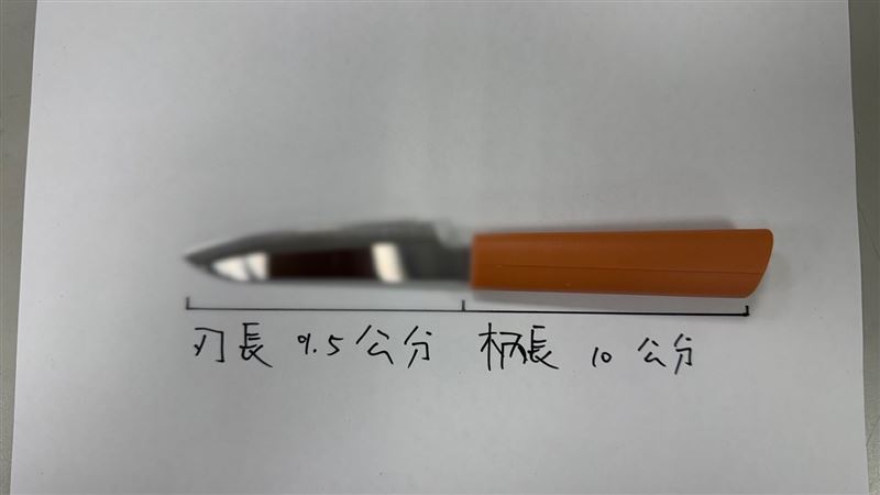 棒球場外女亮刀嚇壞人 警到場發現原因是