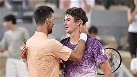 巴西19歲小將馮賽卡（Joao Fonseca）法網擊敗喬科維奇（Novak Djokovic）。（圖／美聯社／達志影像）