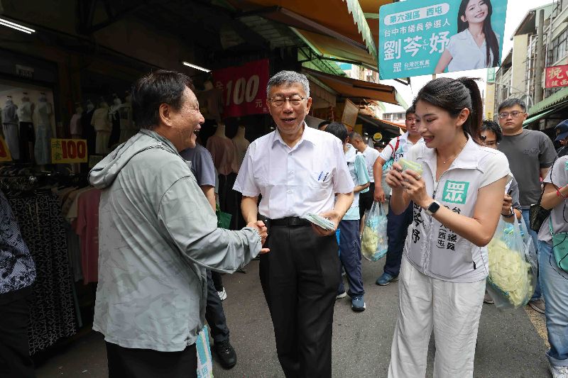 前台灣民眾黨主席柯文哲（中）30日到台中市，陪民眾黨台中市議員參選人劉芩妤（右）在水湳市場掃街