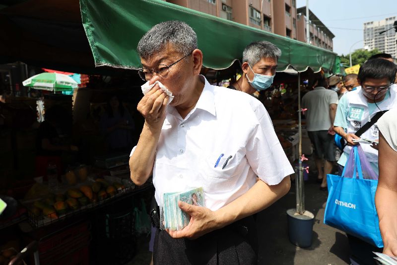 前台灣民眾黨主席柯文哲（左）30日到台中，陪民眾黨台中市議員參選人劉芩妤到水湳市場掃街時說，已很少參與黨務，都是協助各地參選人面對的選舉問題