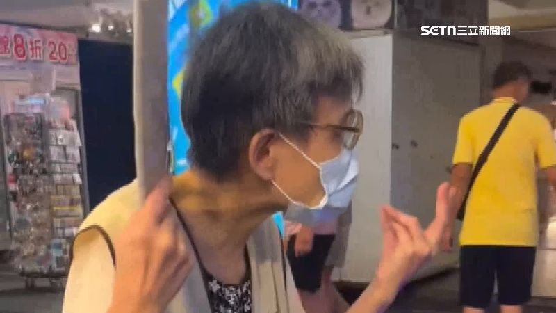 西門町知名阿彌陀佛姐因唱歌傳教音量過大遭民眾檢舉，警方前來勸誡