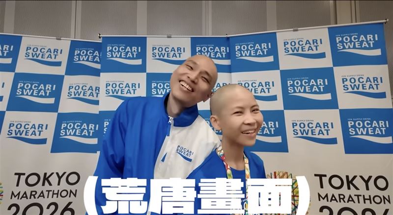 許伯與簡芝一起剃成光頭。（圖／翻攝自YouTube）