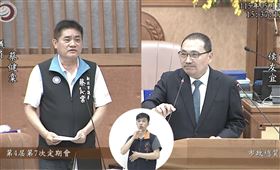 蔡建棠說，警消不結婚心理也要輔導，此話讓侯友宜當場「蛤」了一聲，驚訝說道「心理輔導跟有沒有結婚有關係嗎？」（圖／翻攝自新北市議會直播）