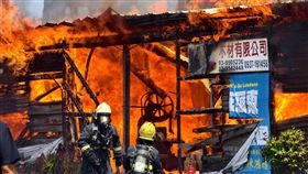 羅東中山路上一間木材行起火全面燃燒。（圖／翻攝畫面）