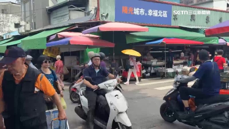垃圾車按叭提醒挪傘架 菜販持刀恐嚇