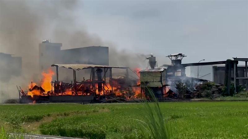 羅東中山路上一間木材行起火全面燃燒。（圖／翻攝畫面）
