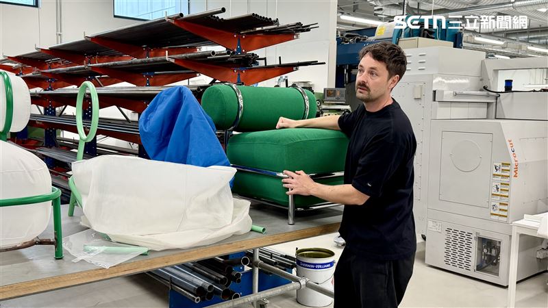 設計師、木工師傅、工藝職人與工程師一起腦力激盪。(圖／IKEA提供)