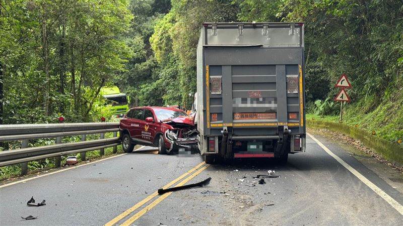 消防勘災車迴轉撞大貨車!車頭全毀畫面曝