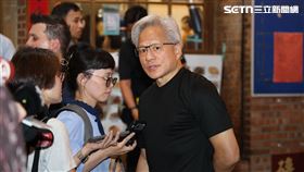 黃仁勳預言AI市場規模將飆破傳統晶片百倍，台灣未來10年注定爆炸性成長！但他同步敲響警鐘，直指擴廠命脈在於「能源危機」，更疾呼台企別只做代工，必須全面導入AI，否則恐淪為一場空！（圖／記者鄭孟晃攝影）